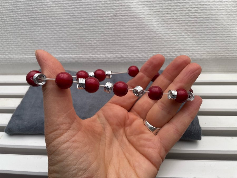 Armband med pärlor ringar resår plast rött silver bra skick