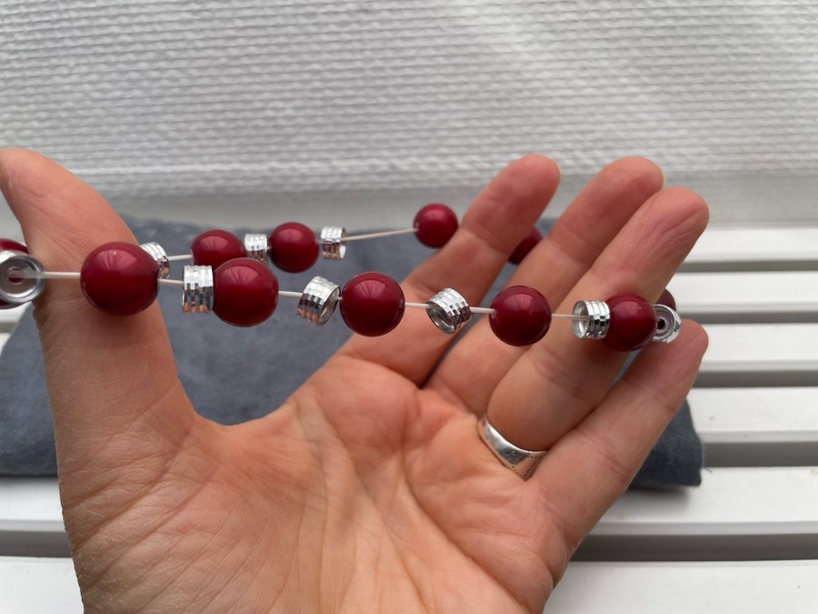 Armband med pärlor ringar resår plast rött silver bra skick