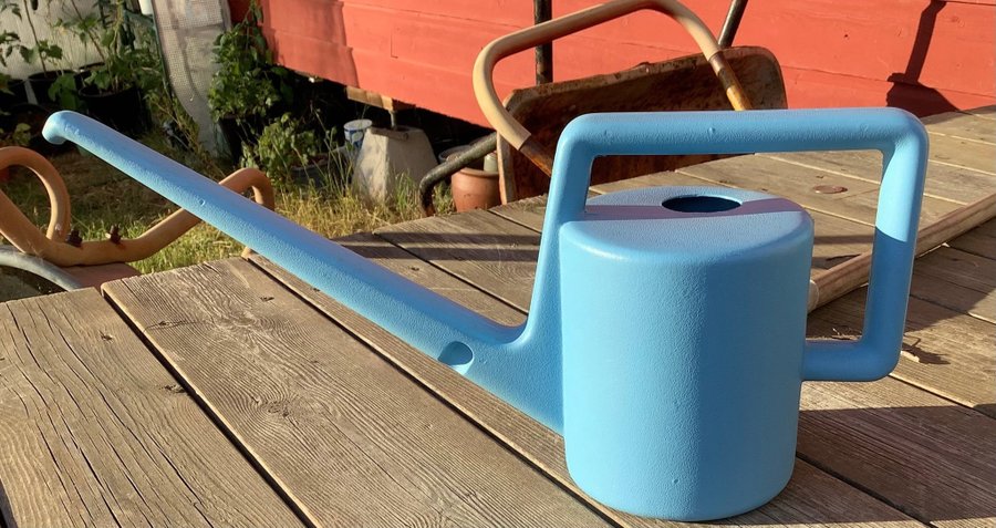 Blå vattenkanna plasto Made in Finland ljusblå retro vintage 17 liter