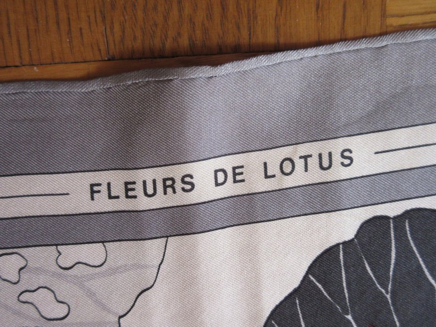 Vintage Hermés SidenSoie Halsduk/Sjal FLEURS DE LOTUS  MADE IN FRANCE PARIS