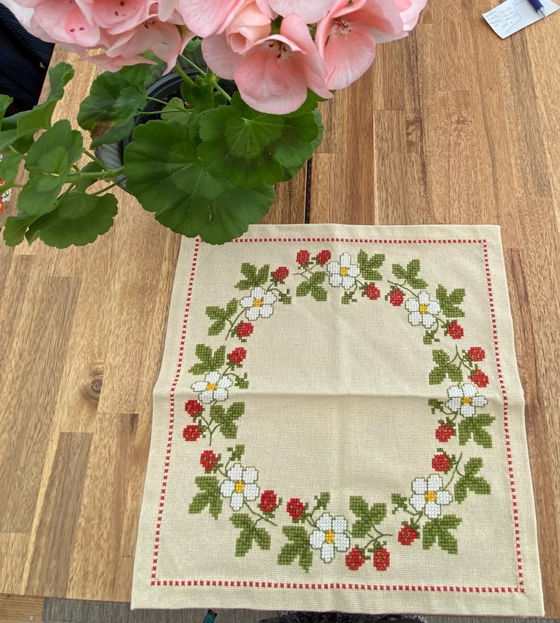 Broderade dukar sommarfint handbroderad