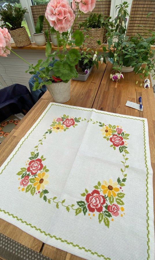 Broderade dukar sommarfint handbroderad