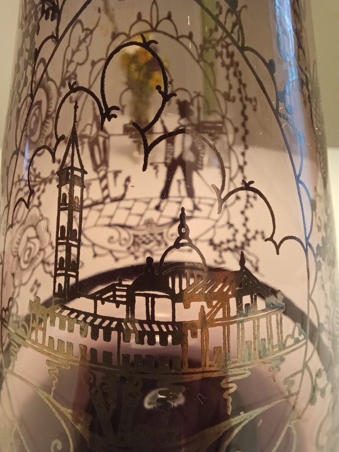 Venetiansk lavendelfärgad glaskaraff med två glas och med silverdekor