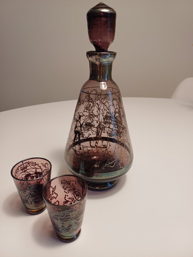 Venetiansk lavendelfärgad glaskaraff med två glas och med silverdekor