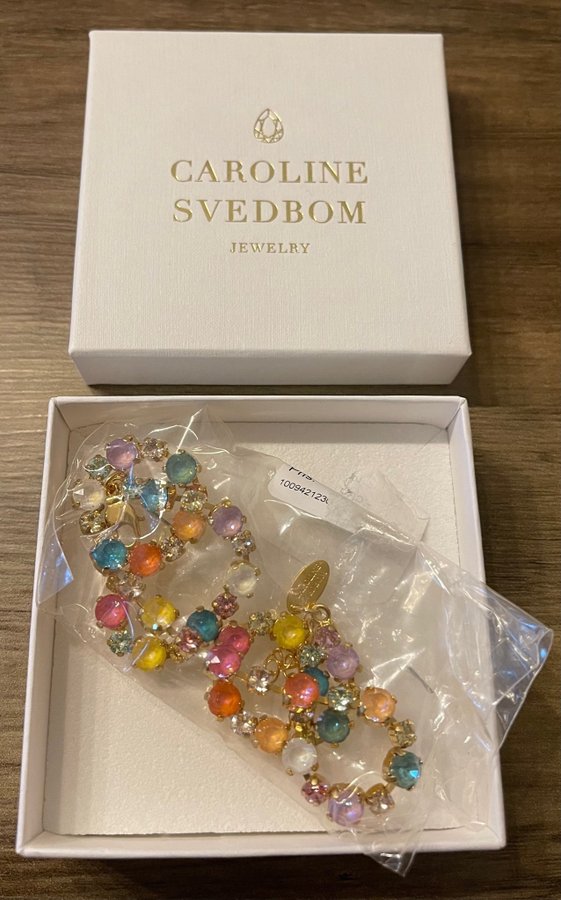 NYTT Caroline Svedbom halsband modell Calanthe pretty flower guld