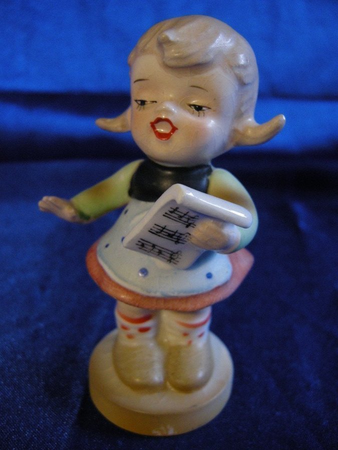 Flicka som sjunger Antik figurin i porslin Med stämpel