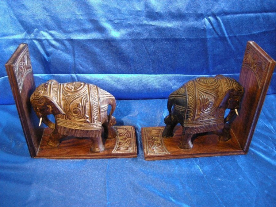 2 fina bokstöd med elefanter i trä