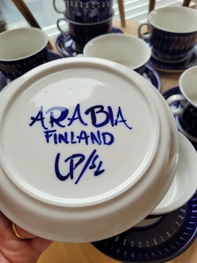 8 st felfria ARABIA Te/ kaffekoppar med fat VALENCIA av Ulla Procopé