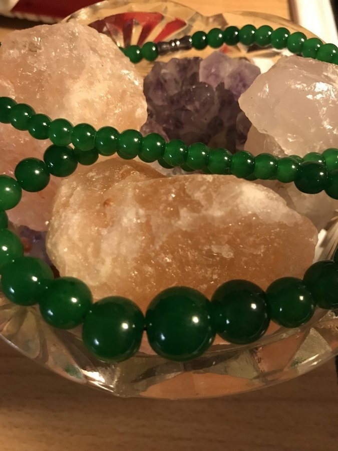 Jade halsband 48 cm långt med skruvlås Vikt 38 gram Grön Nefrit