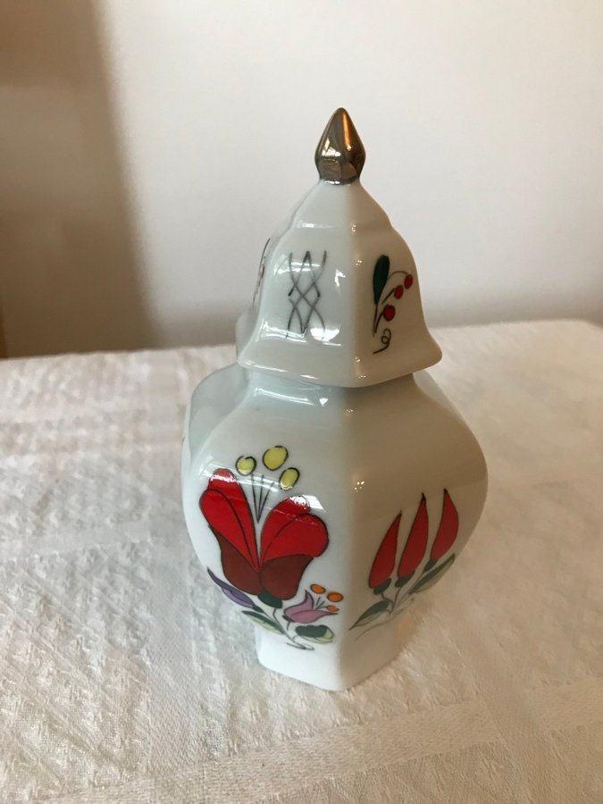 Fin liten urna med lock porslin från Kalocsa Hungary Ungerskt allmogemönster