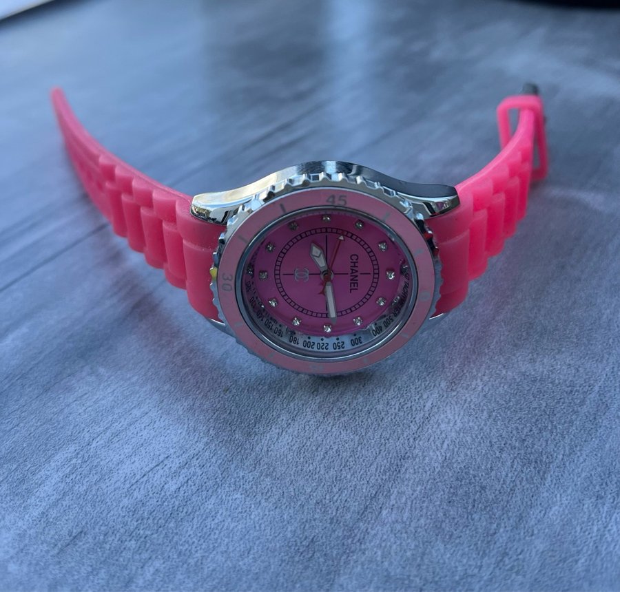 Chanel Kvarts Damklocka med Rosa Silikonarmband