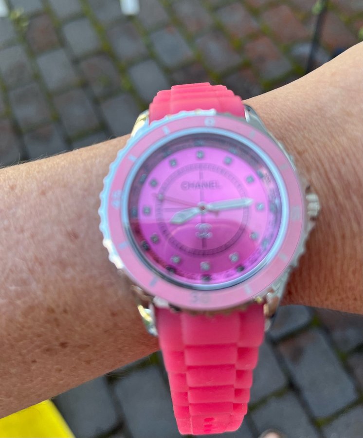 Chanel Kvarts Damklocka med Rosa Silikonarmband