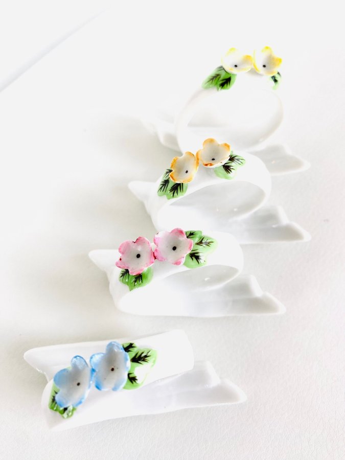 4 st vackra servettringar i porslin - blommor majolika art noveau
