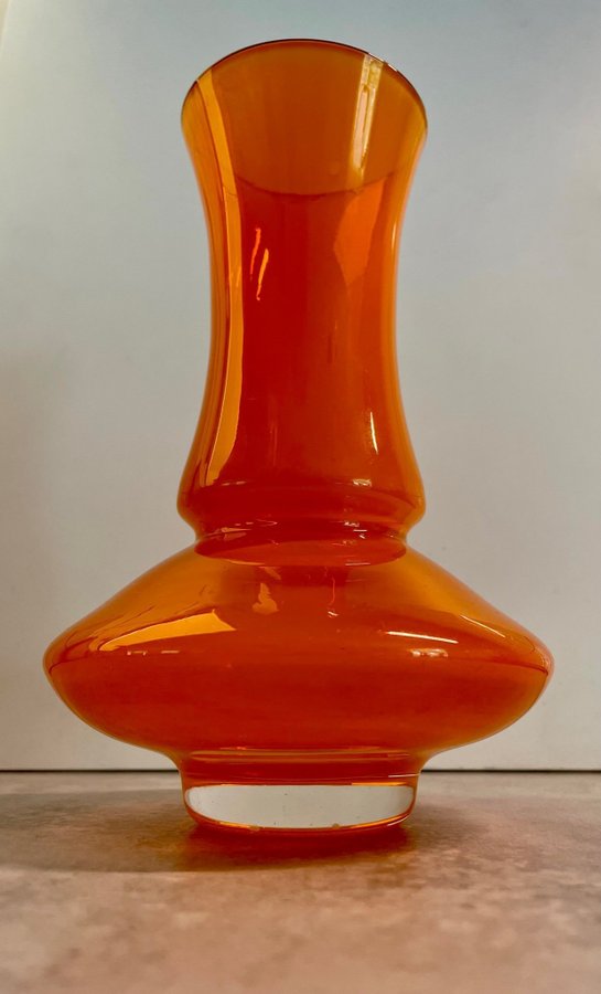 Vas i glas orange nyans - Bo Borgström - Åseda - Svenskt glas retro antik