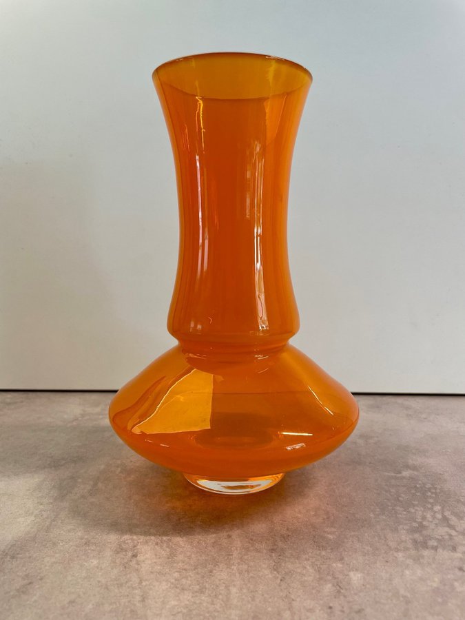 Vas i glas orange nyans - Bo Borgström - Åseda - Svenskt glas retro antik