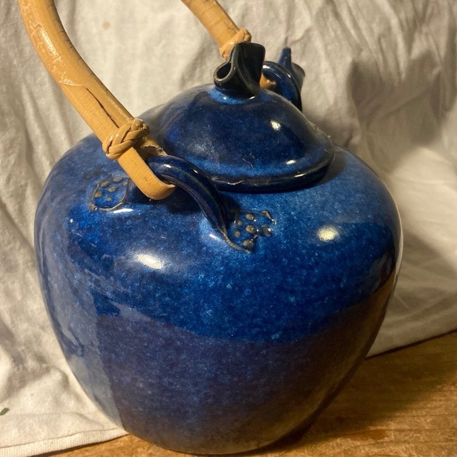 Tekanna härligt blå keramik märkt Jette Andersen Danmark