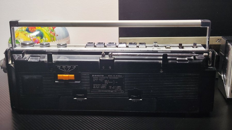 Hitachi Radio/Kassettespelare + 47 kassettband