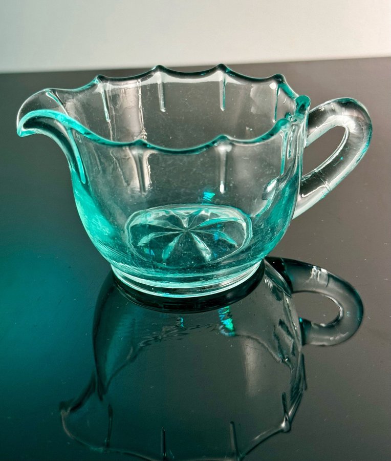 Gräddsnipa - uranglas uran uranium glass / antikt retro glas