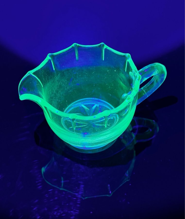 Gräddsnipa - uranglas uran uranium glass / antikt retro glas