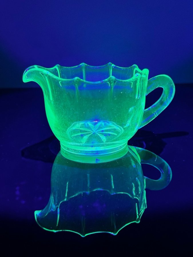 Gräddsnipa - uranglas uran uranium glass / antikt retro glas