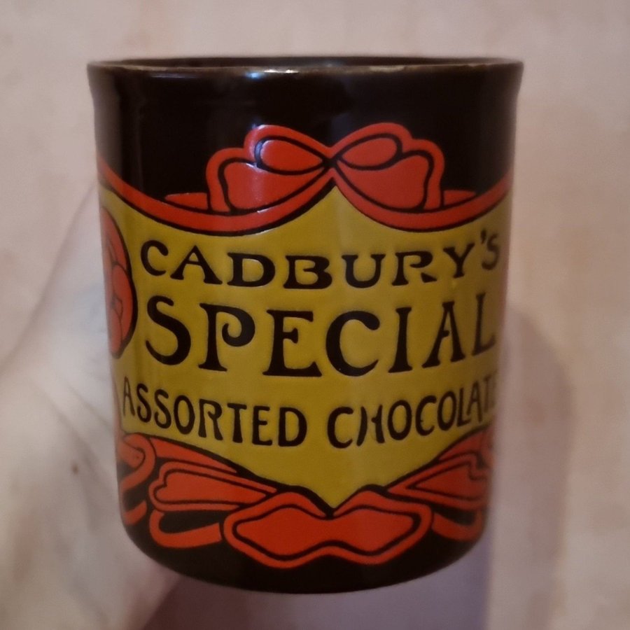 Vintage Cadbury's Special Assorted Chocolates mugg i Art Nouveau stil 1990