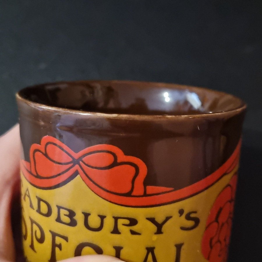 Vintage Cadbury's Special Assorted Chocolates mugg i Art Nouveau stil 1990