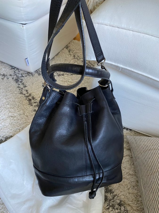 Skinnväska Stilren Bucketbag Äkta läder klassisk modell