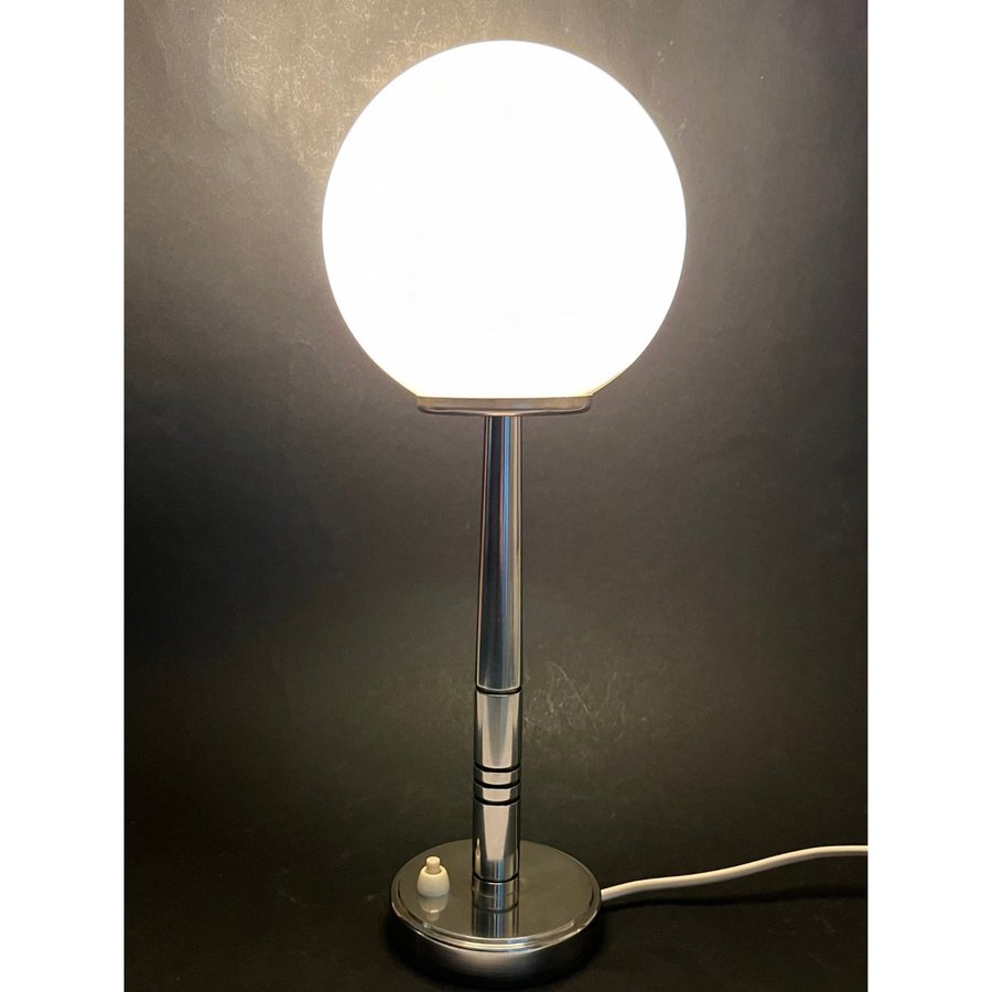 Snygg art deco bordslampa i kromstål  klotkupa i glas 30-40-tal