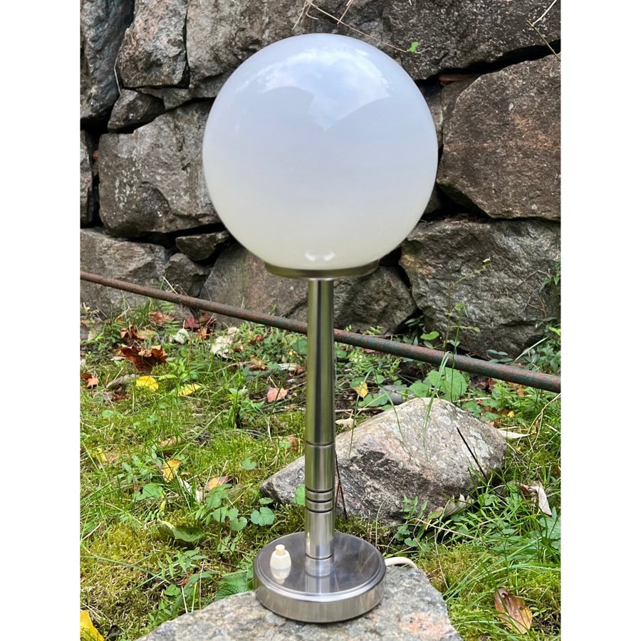 Snygg art deco bordslampa i kromstål  klotkupa i glas 30-40-tal