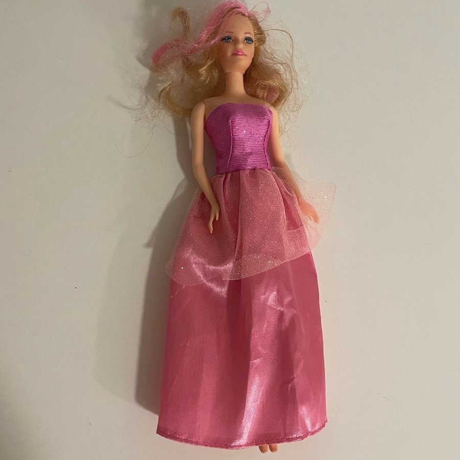 4 Fashion Dolls (Dreadlocked doll Vintage Princesses)