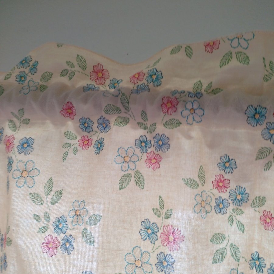 Retro vacker gardin kappa med volang nertill ljus Gul med blommor rosa blå