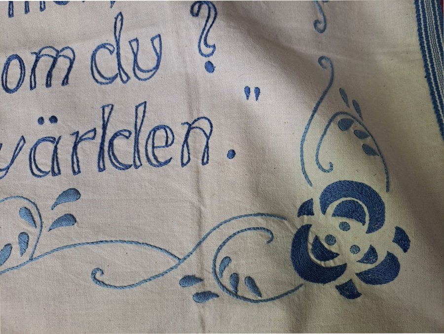 Handbroderad retro bonad med text "Mor lilla mor"