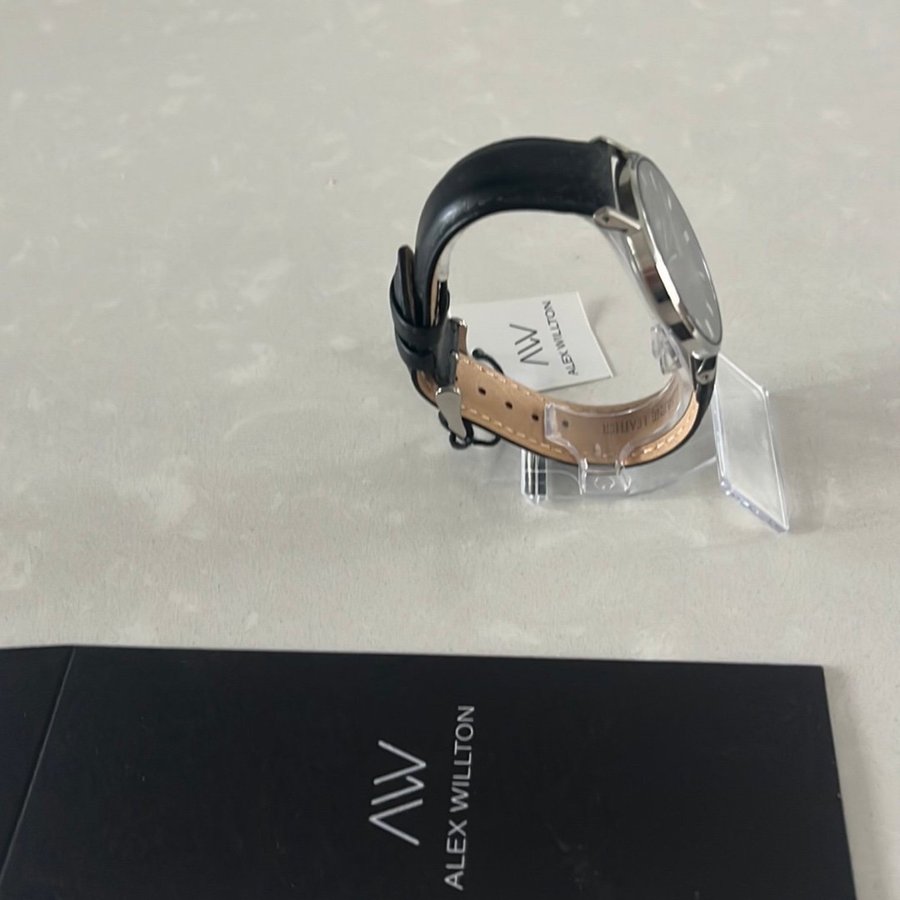 ALEX WILLTON WATCH London 40 mm Silver med Svart läder band