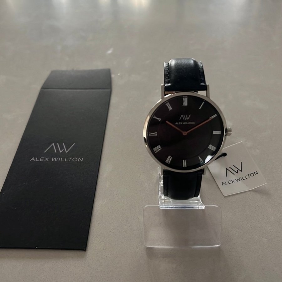 ALEX WILLTON WATCH London 40 mm Silver med Svart läder band