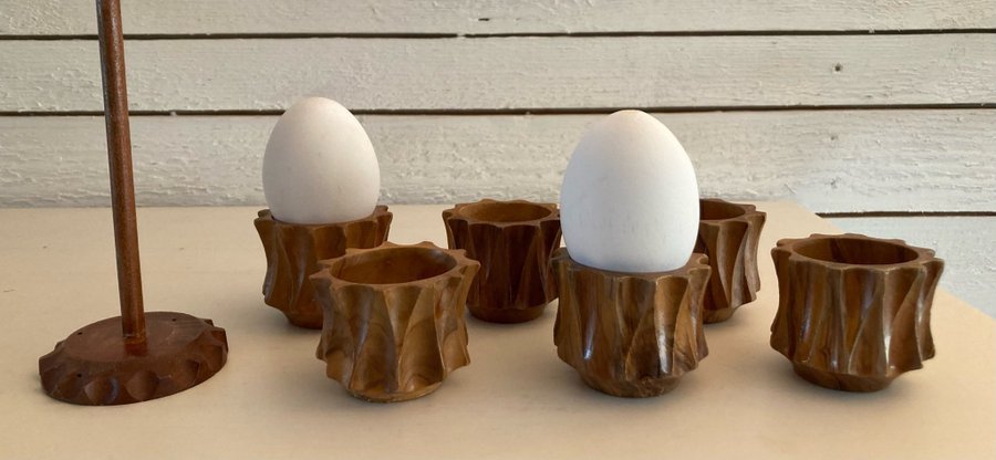 6st Retro äggkoppar med hållare Teak/ädelträ ”tramp art” Höjd 275cm