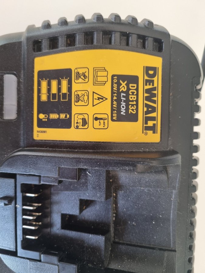 Laddare till batteri DeWalt - DCB132