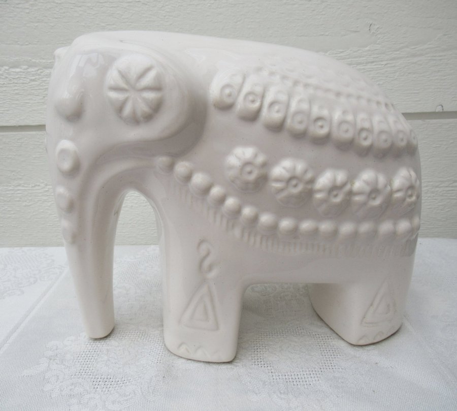 Vit elefant figurin i keramik mönster detaljer Rosa Ljung vitt retro 80-tal