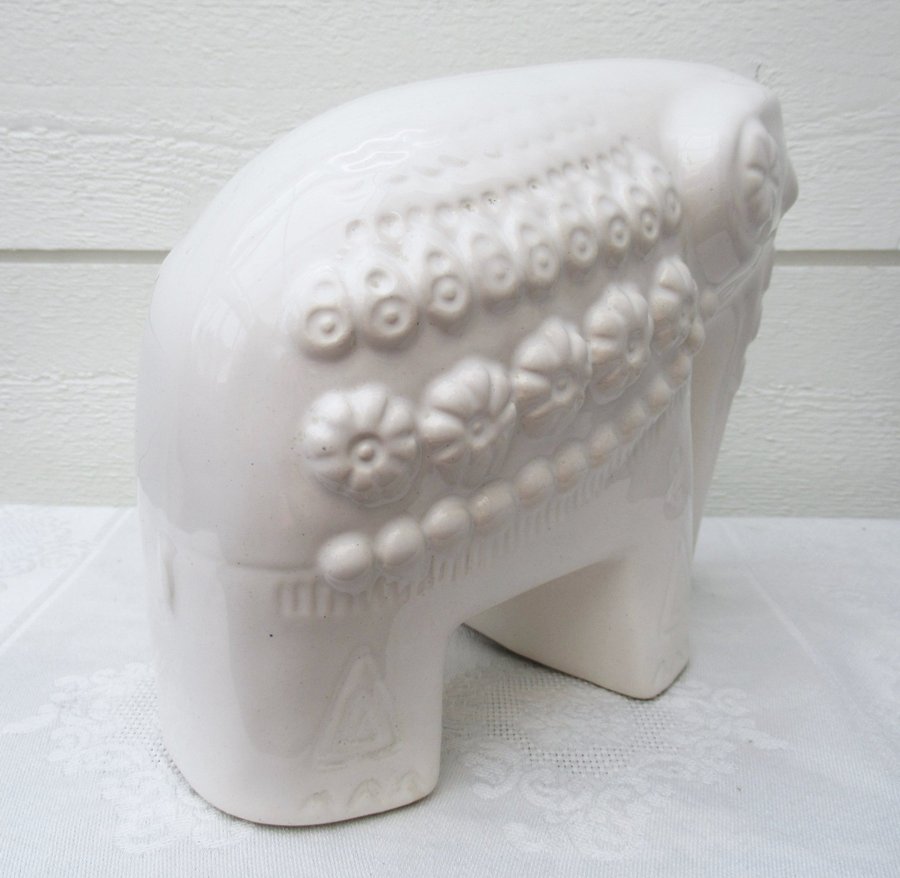 Vit elefant figurin i keramik mönster detaljer Rosa Ljung vitt retro 80-tal