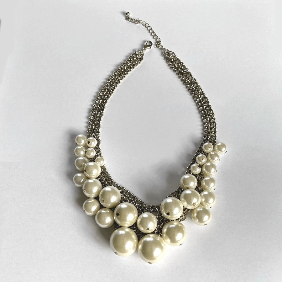 Halsband med stora och mindre pärlor