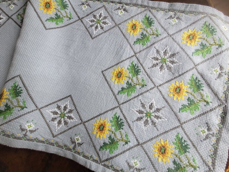 Fin handbroderad sommar duk gula blommor 35×98cm