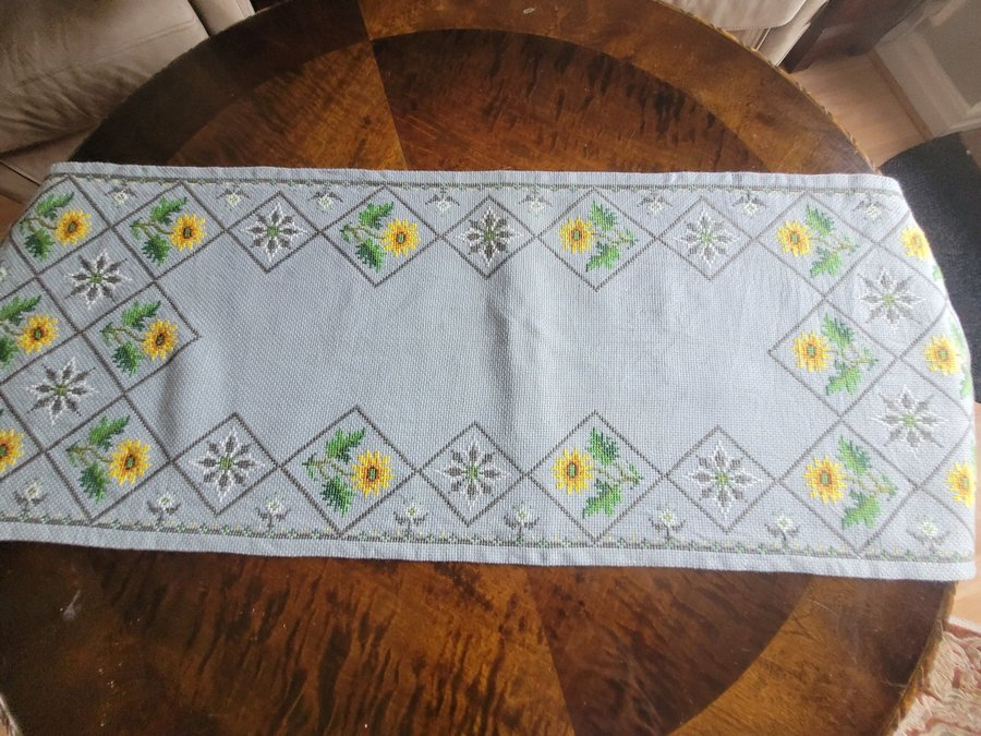 Fin handbroderad sommar duk gula blommor 35×98cm