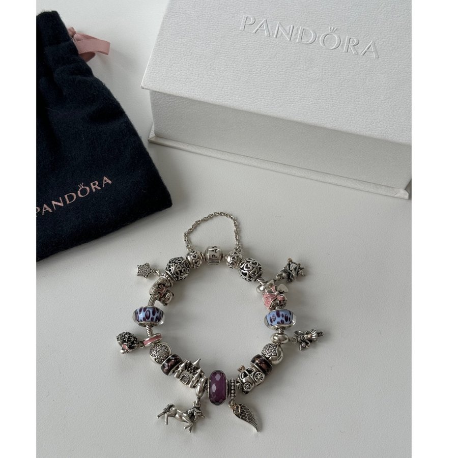 Pandora armband med 20 berlocker