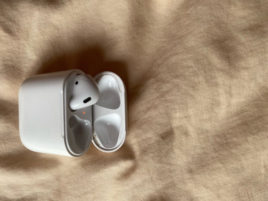 Apple AirPods 2nd Gen Laddningsetui + 1st Airpod vänster öra