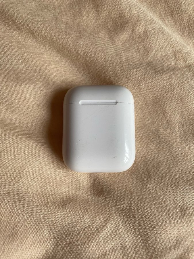 Apple AirPods 2nd Gen Laddningsetui + 1st Airpod vänster öra