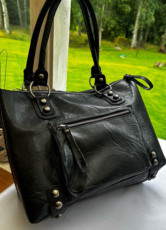 Stor handväska i fantastisk fin svart skinn imitation med långa remmar