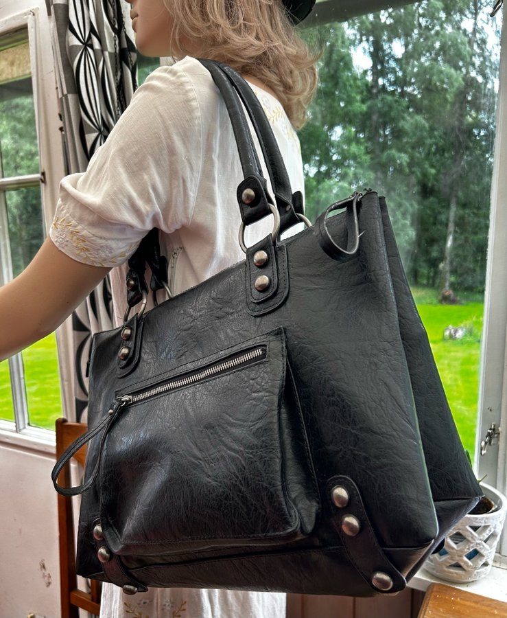 Stor handväska i fantastisk fin svart skinn imitation med långa remmar