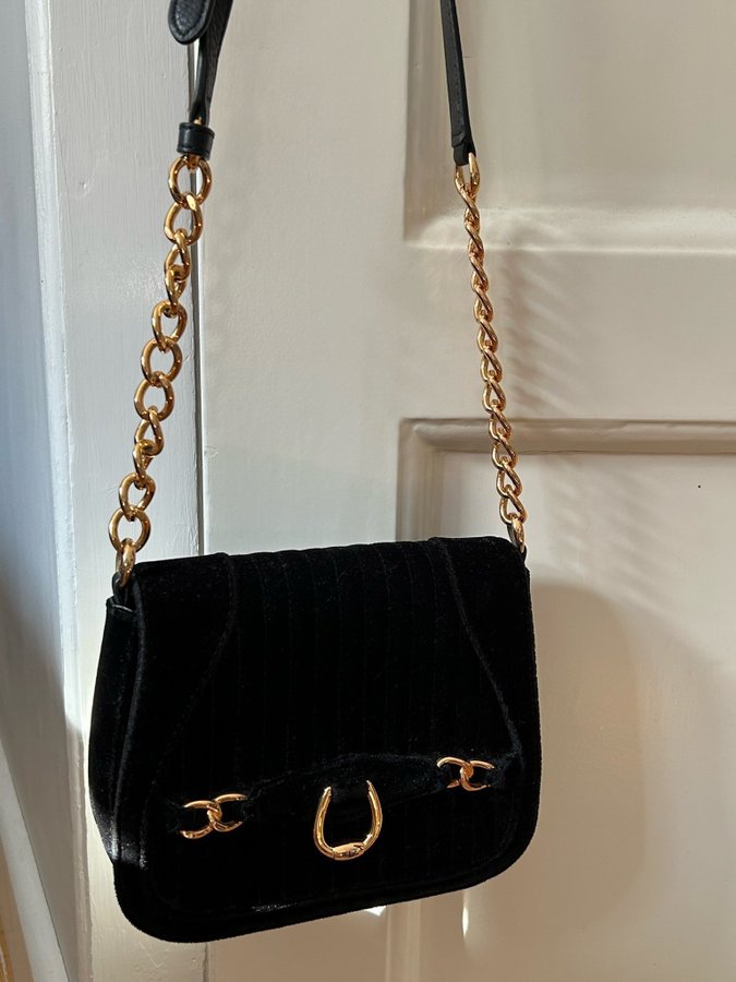 Väska från Ralph Lauren i sammet med gulddetaljer