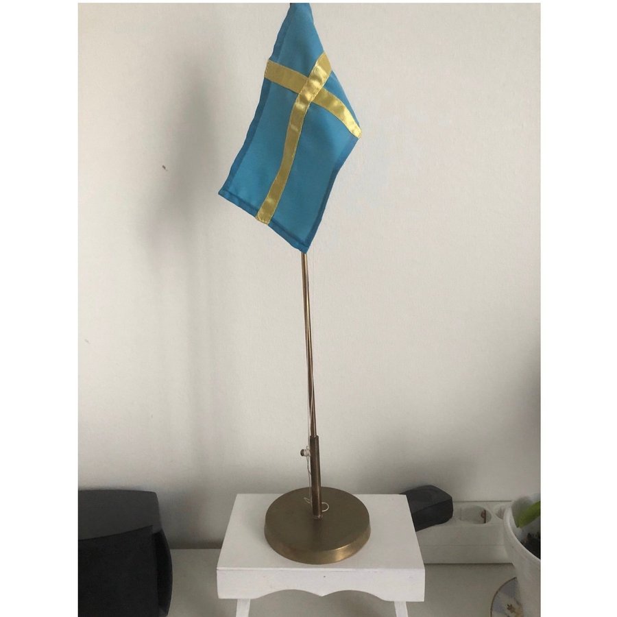 Äldre flaggstång med flagga mässing födelsedagen högtid midsommar