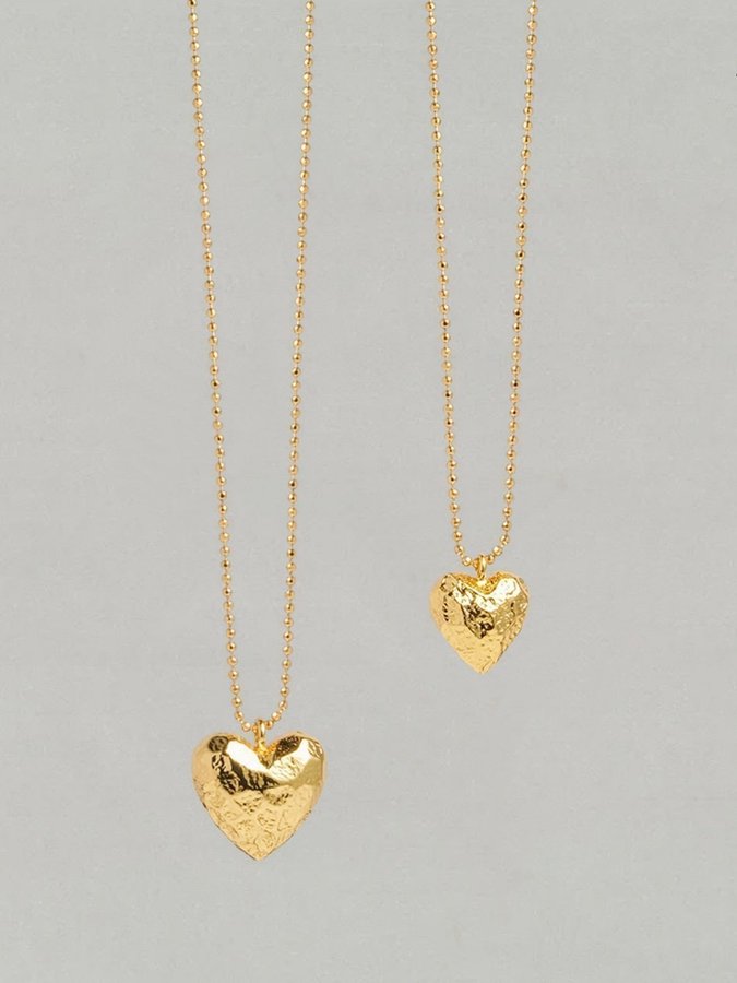 Guldfärgat halsband med stort hjärta i hamrad design