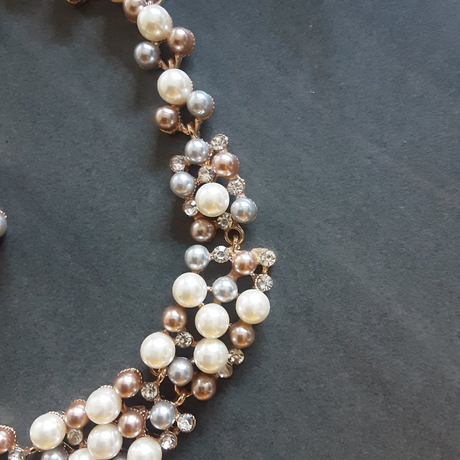 Smyckeset pärlor rosavitablå